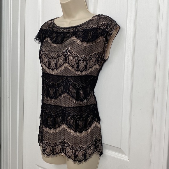 Ann Taylor Black Scalloped Lace Top With Tan Underlay Women’s Size XS - Picture 6 of 14
